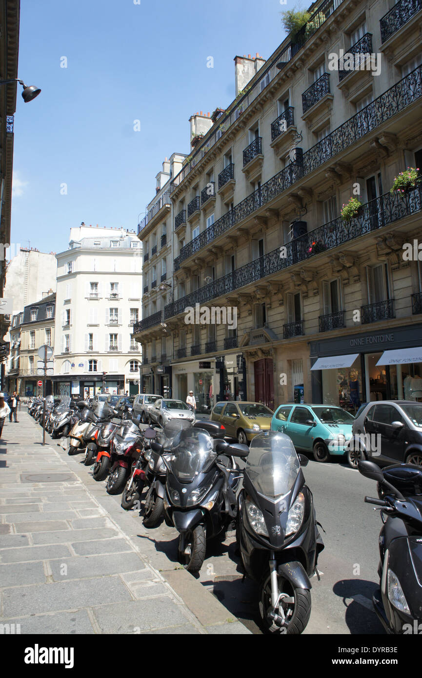 Motorräder parken auf einer Paris Straße Stockfoto