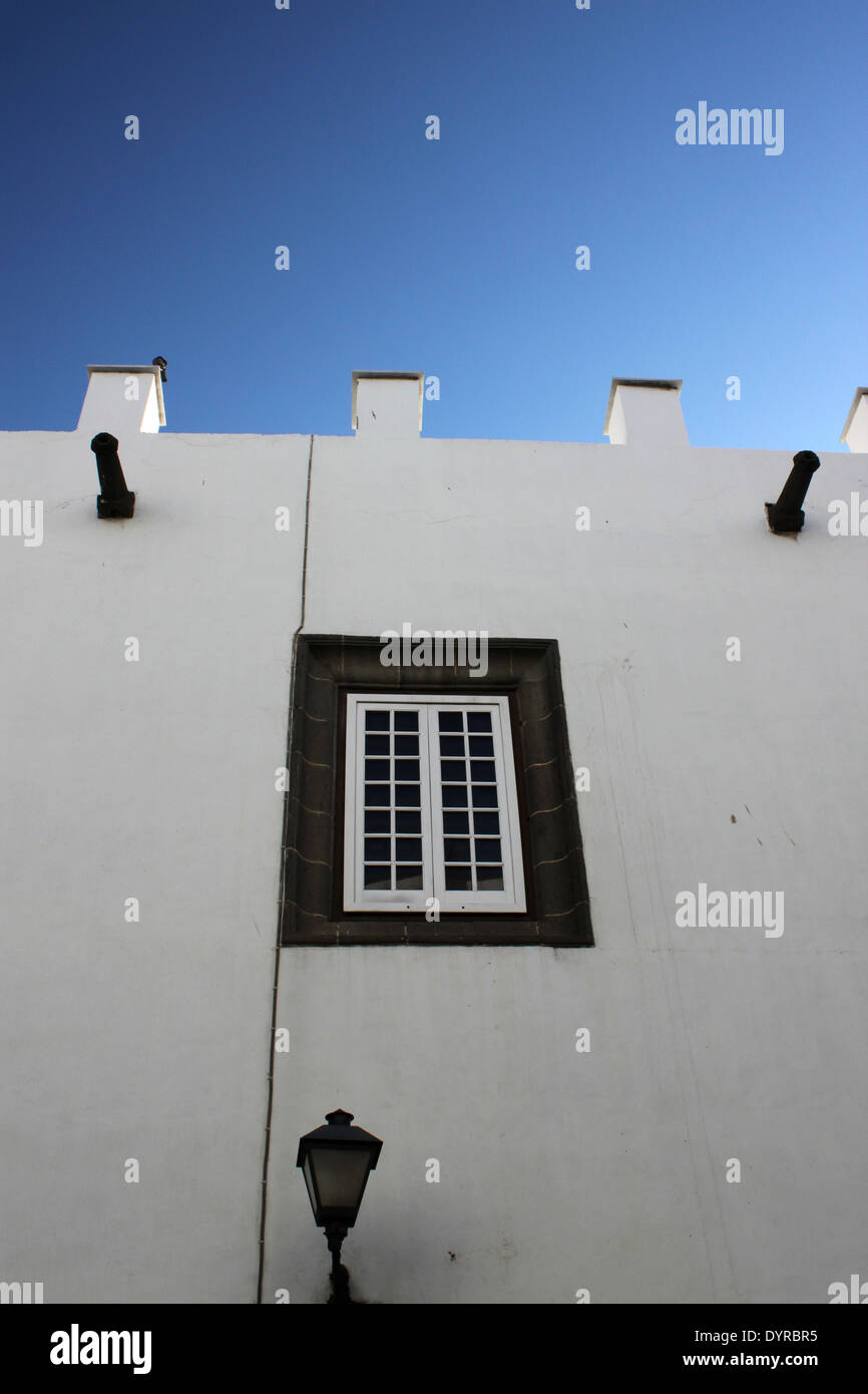 Weiße spanische Fassade mit einem Fenster und ein Kandelaber in Las Palmas de Gran Canaria, Spanien Stockfoto