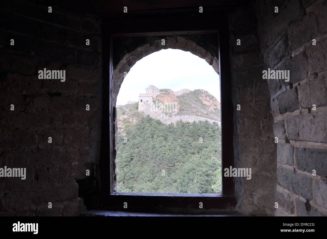 Die chinesische Mauer bei Jinshanling, Chengde, Hebei, China aus einem Fenster eines der Wachtürme zu sehen. Stockfoto