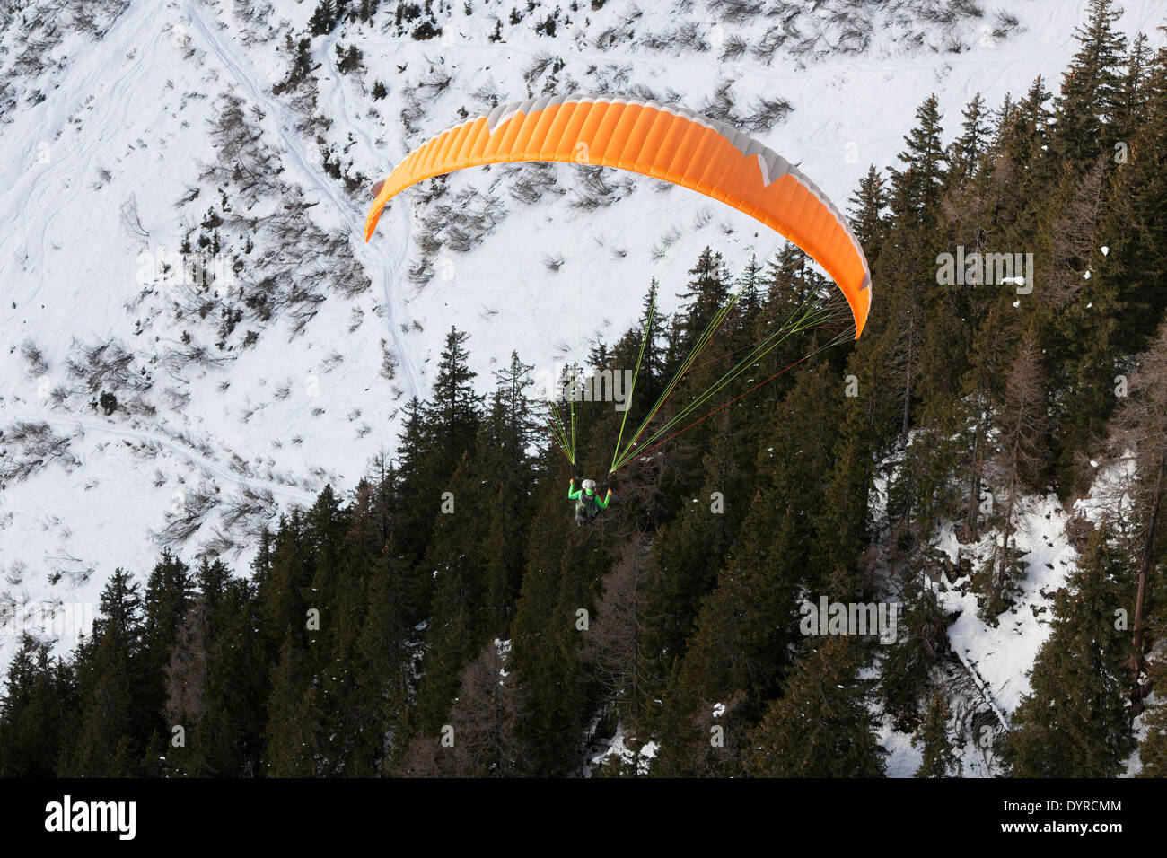 Ein Tourist, Tandem-Gleitschirm mit einem Führer über das Tal von Chamonix Mont-Blanc, abheben von Planpraz. Stockfoto