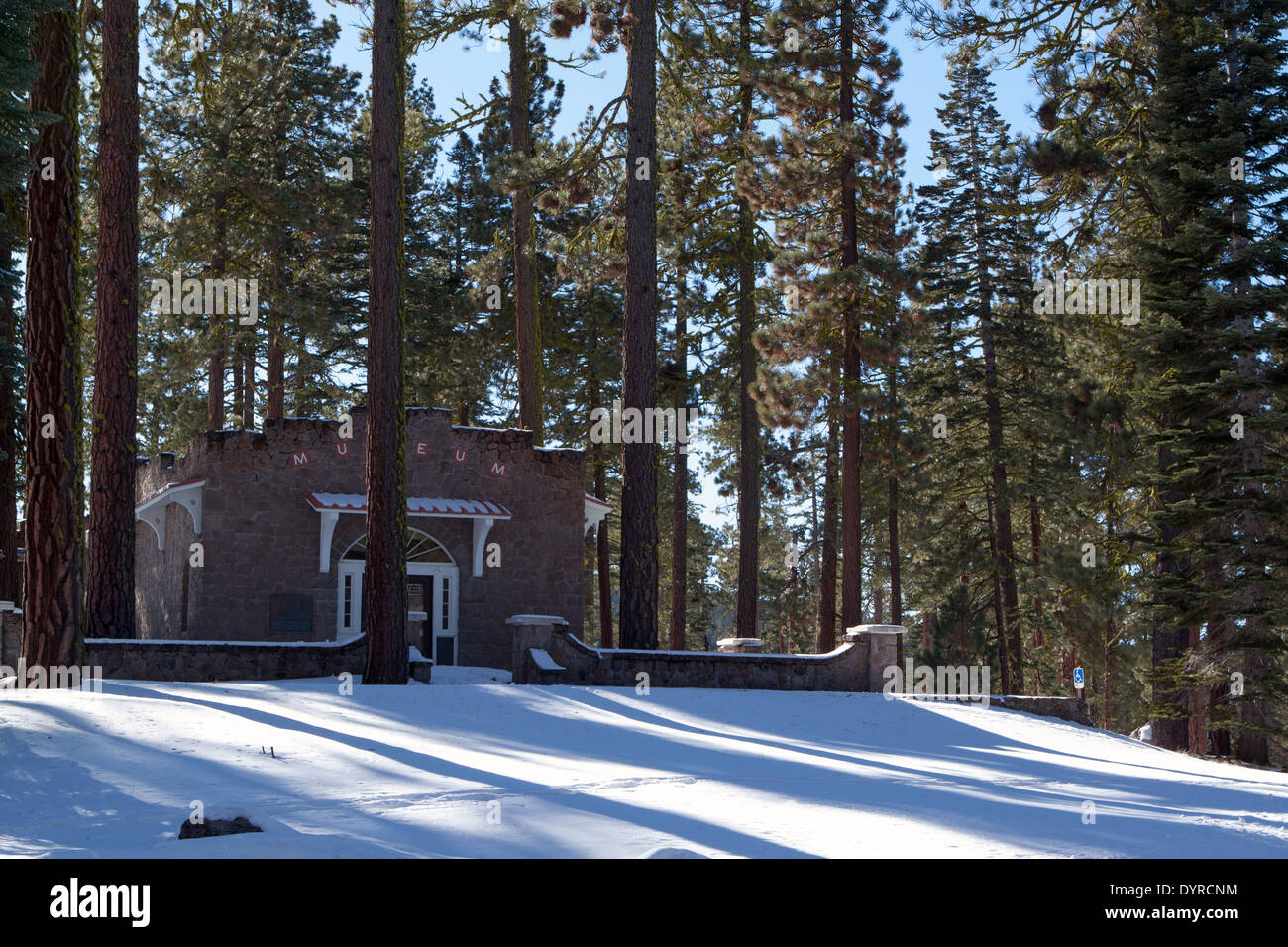 Historisches Museum der 1920er Jahre Loomis Ranger Station, Lassen Nationalpark, Kalifornien, USA, im winter Stockfoto