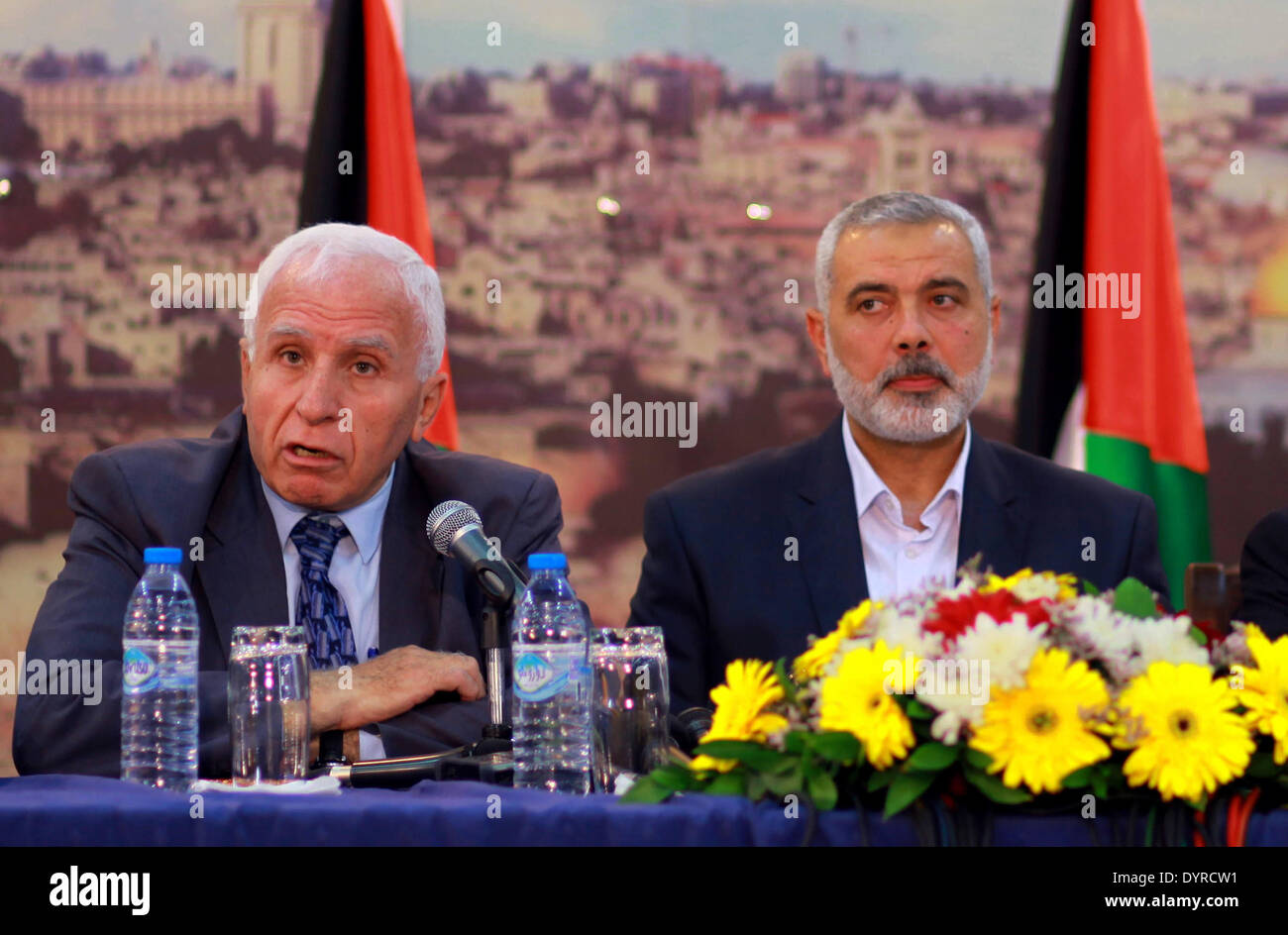 GAZA, Palästina-APRIL 23: Die Hamas Regierungschef Ismail Haniyeh und Senior Fatah offizielle Azzam Al-Ahmed (L) eine Pressekonferenz teilnehmen, da sie ein Versöhnungsabkommen in Gaza-Stadt 23. April 2014 bekannt.  nach West Bank und Gaza-Streifen Staats-und Regierungschefs vereinbarten, eine Einheitsregierung zu bilden, innerhalb von fünf Wochen als Friedensgespräche mit Israel Gesicht zusammenbrechen. Unter der Annäherung zwischen der Palästinensischen Befreiungsorganisation (PLO)--international anerkannt als einziger Vertreter des palästinensischen Volkes-- und die islamistische Hamas, welche Regeln Gaza-Streifen, die Seiten zu Form vereinbart, gehen ein "nationaler Konsens" Stockfoto
