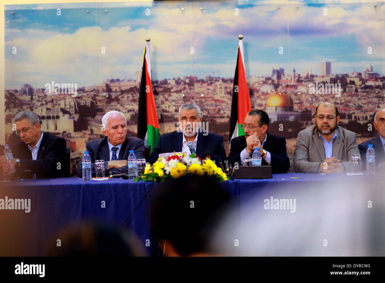 GAZA, Palästina-APRIL 23: Die Hamas Regierungschef Ismail Haniyeh und Senior Fatah offizielle Azzam Al-Ahmed (L) eine Pressekonferenz teilnehmen, da sie ein Versöhnungsabkommen in Gaza-Stadt 23. April 2014 bekannt.  nach West Bank und Gaza-Streifen Staats-und Regierungschefs vereinbarten, eine Einheitsregierung zu bilden, innerhalb von fünf Wochen als Friedensgespräche mit Israel Gesicht zusammenbrechen. Unter der Annäherung zwischen der Palästinensischen Befreiungsorganisation (PLO)--international anerkannt als einziger Vertreter des palästinensischen Volkes-- und die islamistische Hamas, welche Regeln Gaza-Streifen, die Seiten zu Form vereinbart, gehen ein "nationaler Konsens" Stockfoto