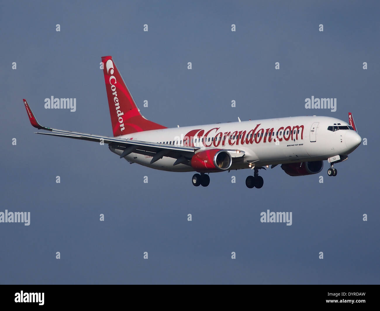 Die Corendon Air TC-TJI, eine Boeing 737 Next Gen (MSN 29246), landet am Flughafen Schiphol und zeigt den kommerziellen Flugbetrieb in den Niederlanden. Stockfoto