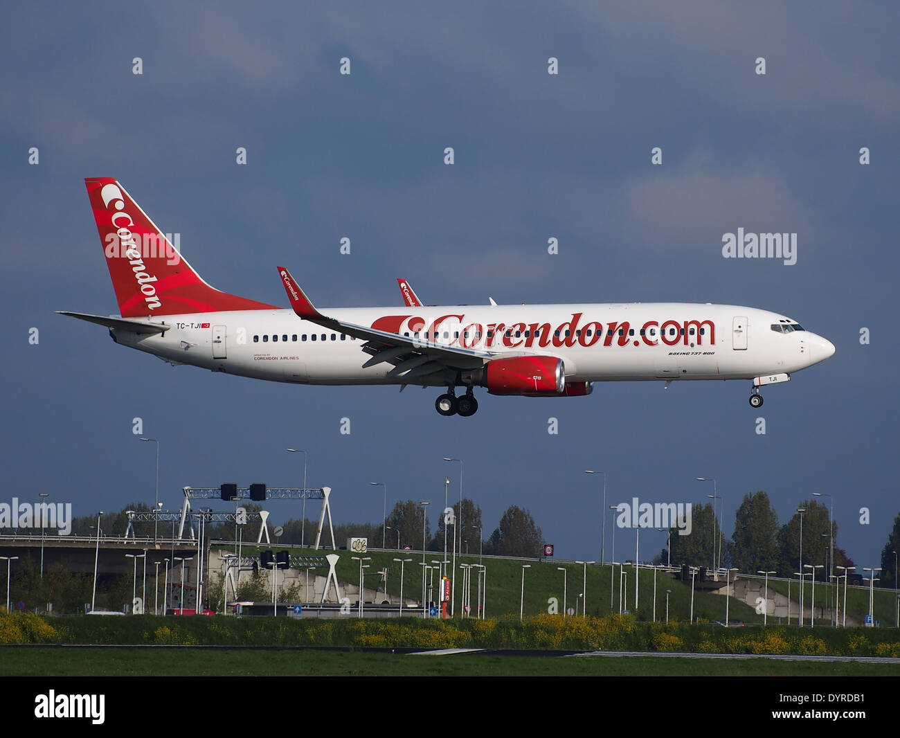 Die Corendon Air Boeing 737 Next Gen (TC-TJI) landet am Flughafen Schiphol (AMS) in den Niederlanden. Das Flugzeug ist Teil der Flotte der Fluggesellschaft, die für kommerzielle Flüge eingesetzt wird. Stockfoto