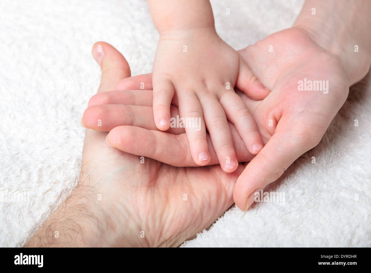 Nahaufnahme von Baby Hand in Hand von Mutter und Vater Stockfotografie Alamy