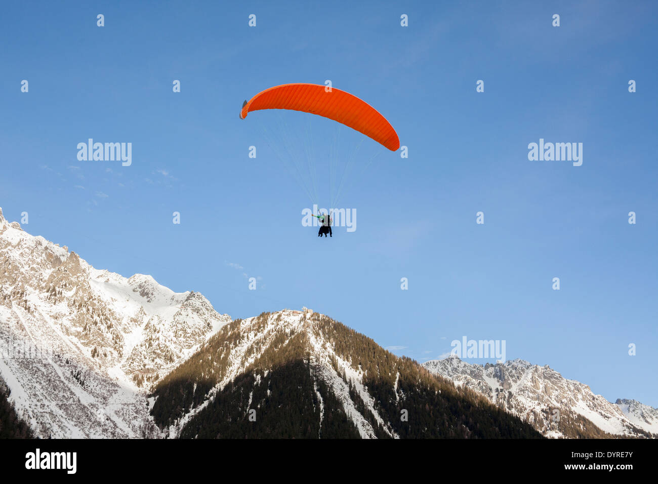Ein Tourist, Tandem-Gleitschirm mit einem Führer über das Tal von Chamonix Mont-Blanc, abheben von Planpraz. Stockfoto