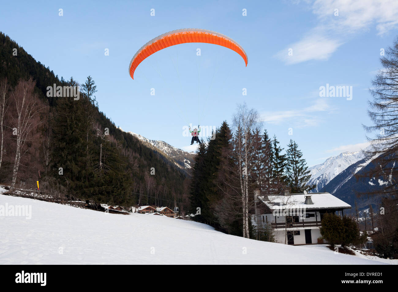 Ein Tourist nähert sich die Landung beim Tandemparagleiten mit einem Führer in Chamonix Mont-Blanc. Stockfoto
