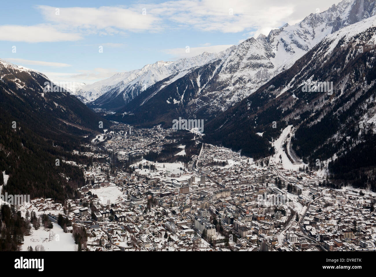 Das Tal von Chamonix Mont-Blanc gesehen beim Paragleiten von Planpraz. Stockfoto