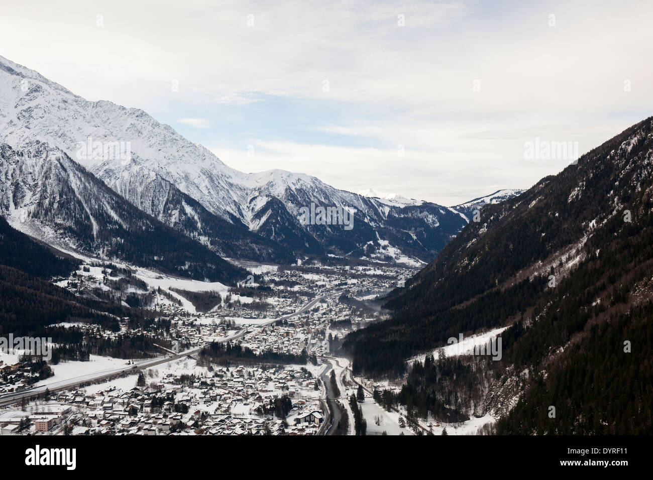 Das Tal von Chamonix Mont-Blanc gesehen beim Paragleiten von Planpraz. Stockfoto