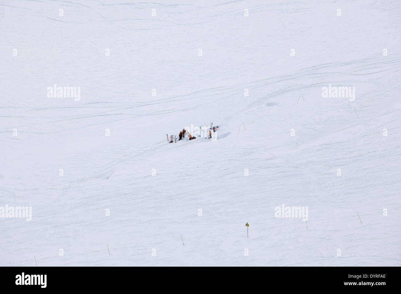 ARGENTIERE CHAMONIX MONT-BLANC, Frankreich - 8. Januar 2014: Chamonix Mont-Blanc-Mitarbeiter untersuchen sie den Schnee an der Spitze der Grand Montets. Stockfoto