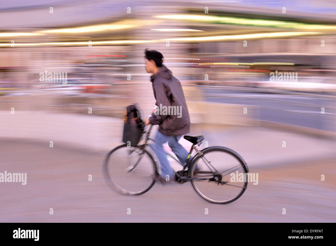 Pendler auf Fahrrad, Kyoto, Japan Stockfoto