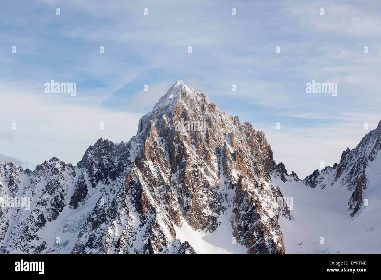 Schneebedeckte Berge, die von der Spitze des Grand Montets Gondelstation gesehen. Stockfoto