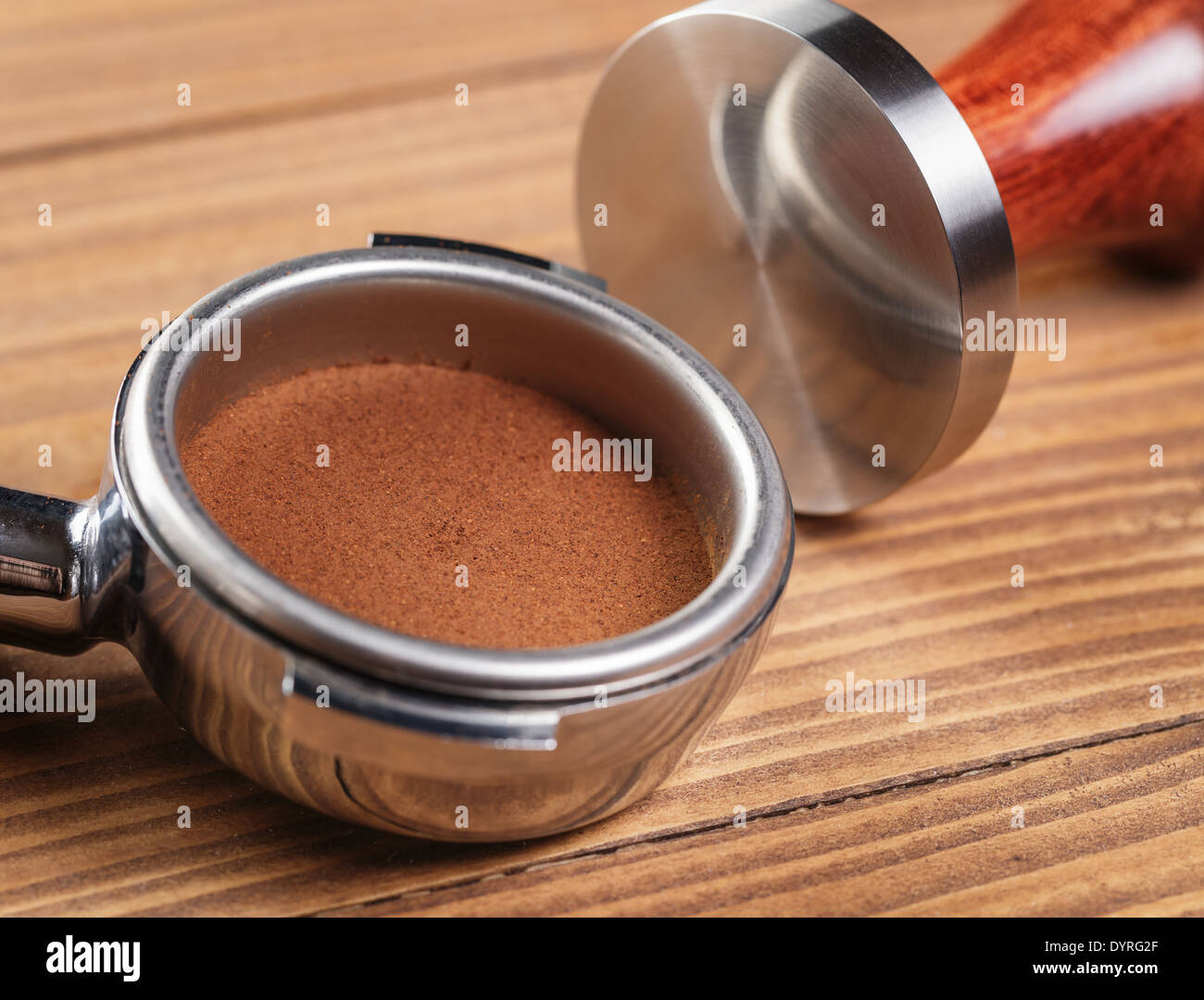 gemahlenen Kaffees im Siebträger verstopft, Colse bis Stockfoto