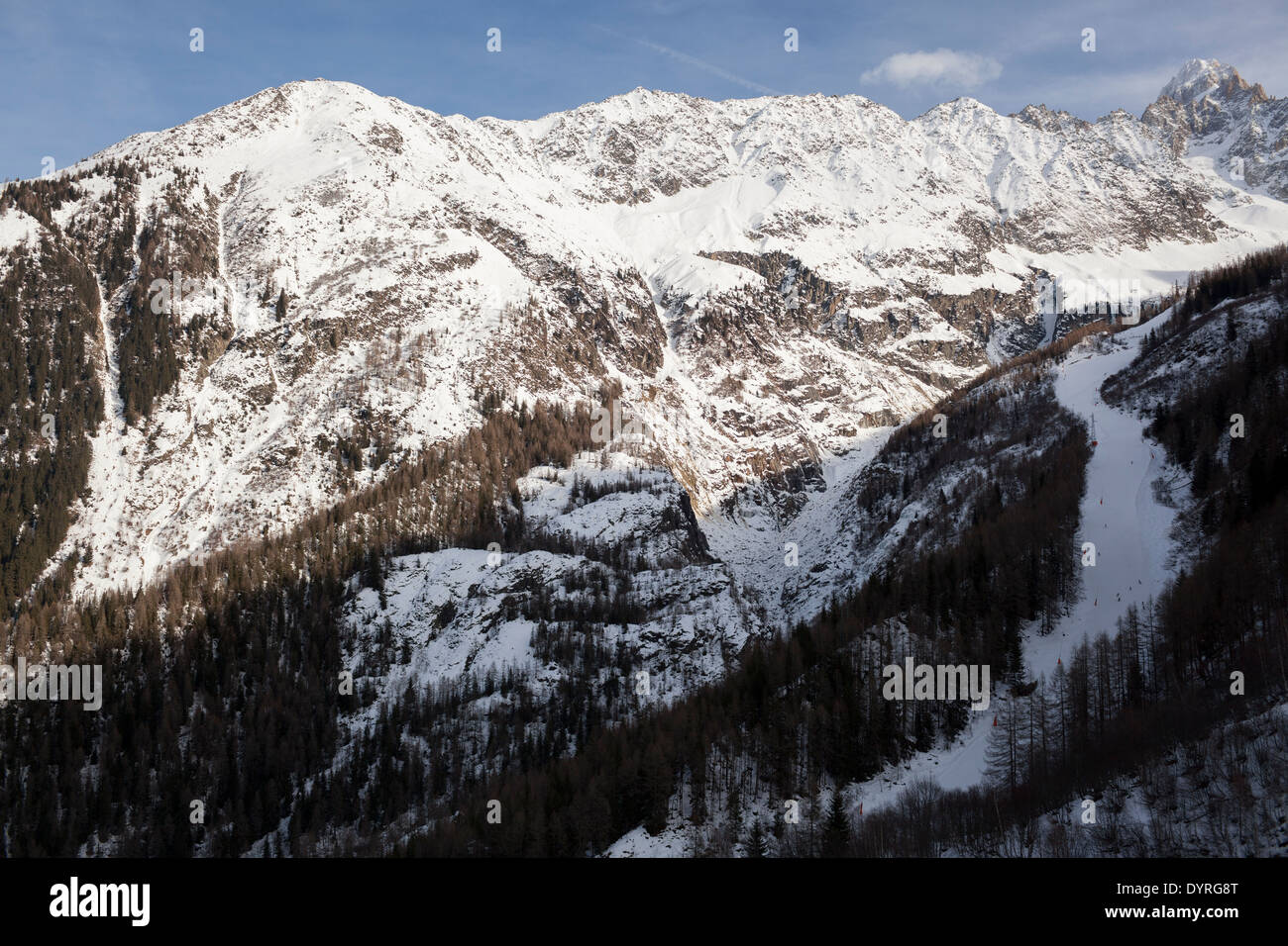 ARGENTIERE CHAMONIX MONT-BLANC, HAUTE-SAVOIE, Frankreich - 8. Januar 2014: Schneebedeckte Berge aus dem lognan Gondel gesehen. Stockfoto