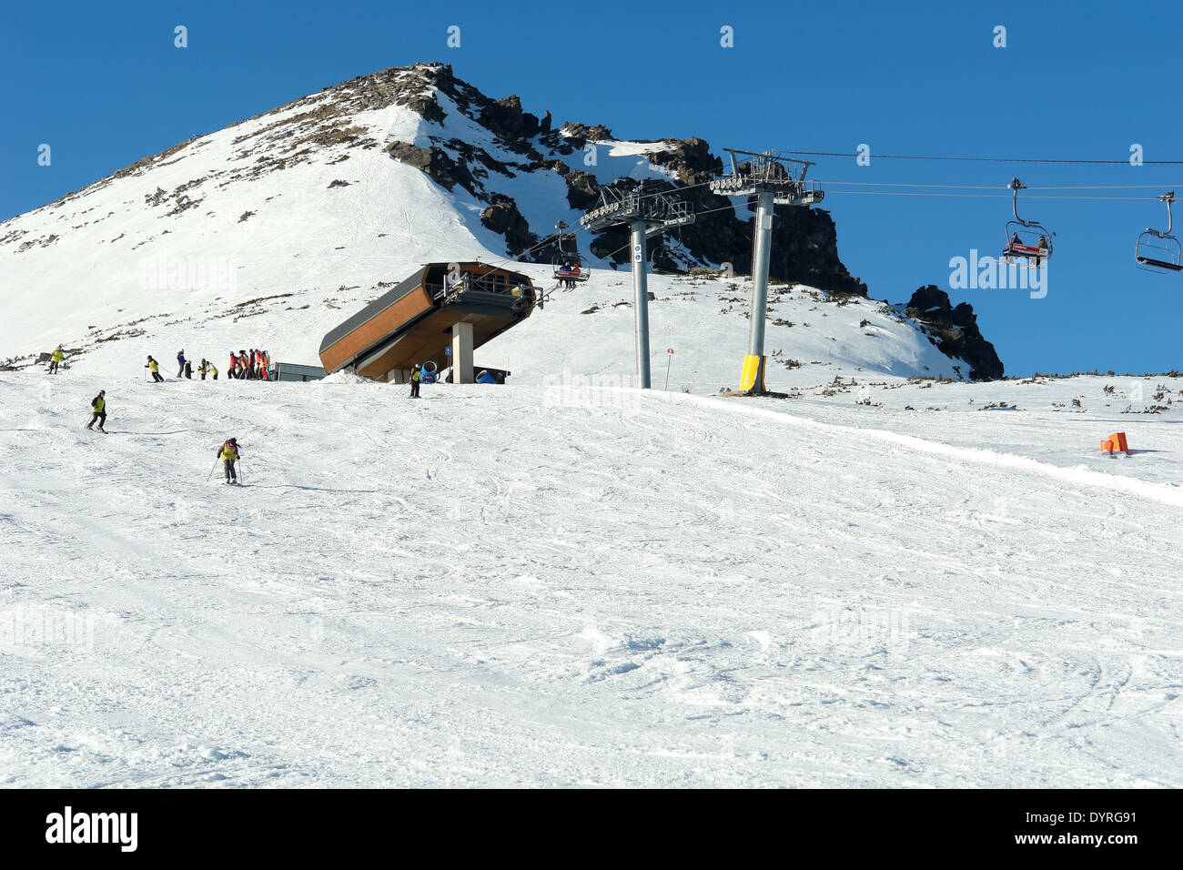 Liftstation, Peak und Schnee auf Strbske Pleso in der hohen Tatra. Stockfoto