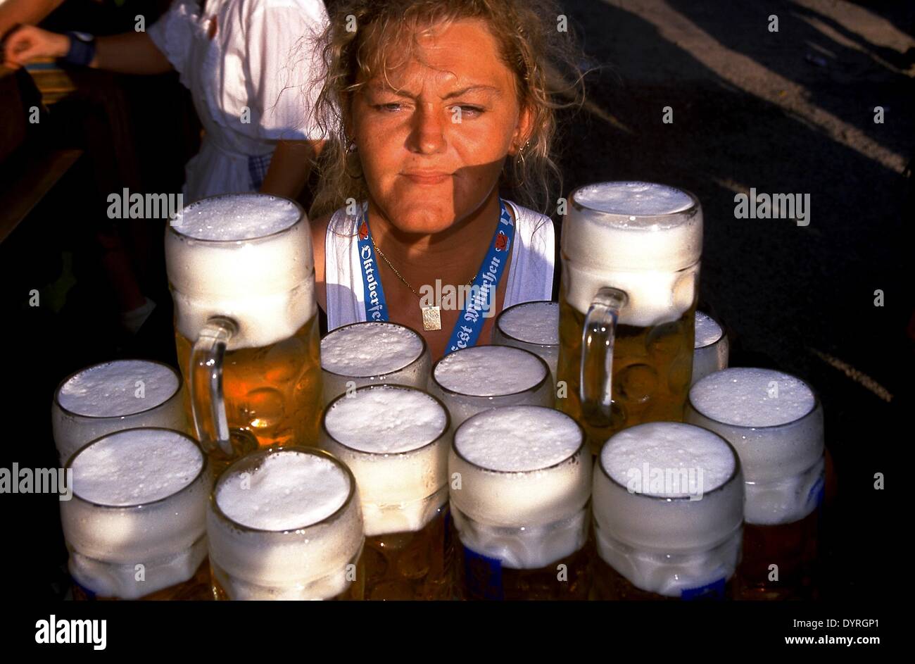 Kellnerin auf der Wiesn, 2000 Stockfoto