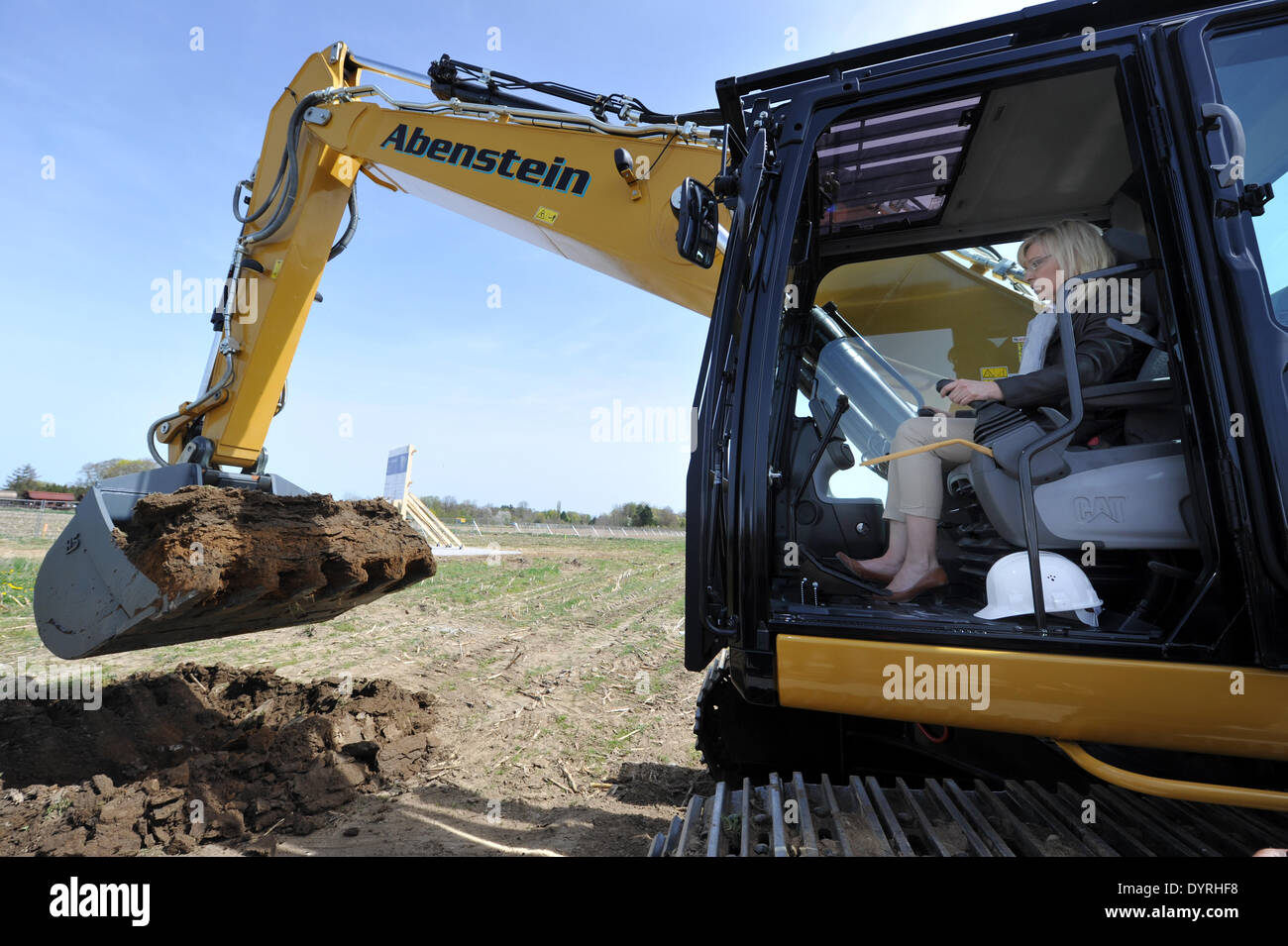 Beate Merk am ersten Spatenstich mit Bagger, 2011 Stockfoto