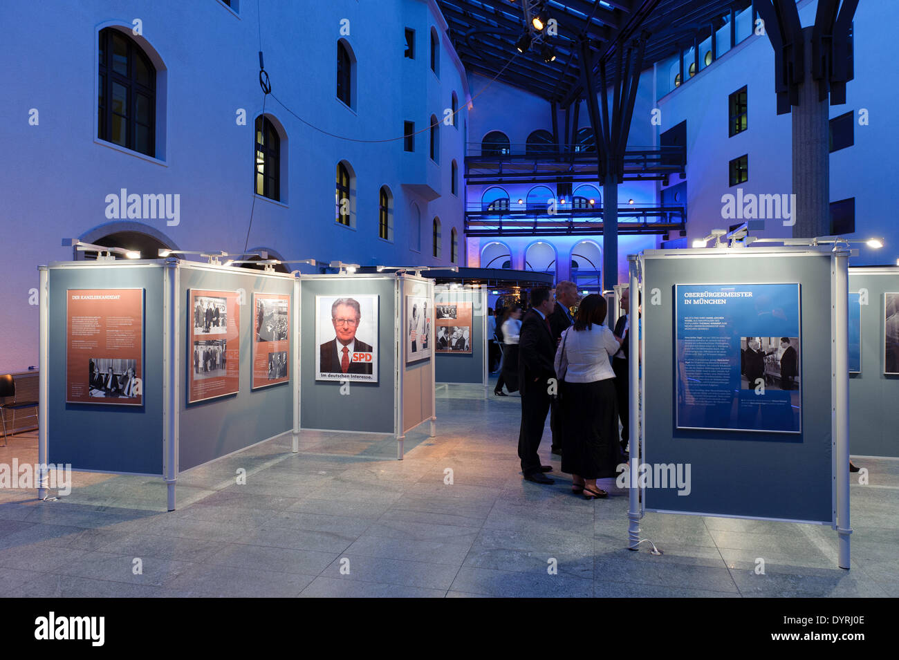 Ausstellung über Dr. Hans-Jochen Vogel in der Stadtsparkasse München, 2011 Stockfoto