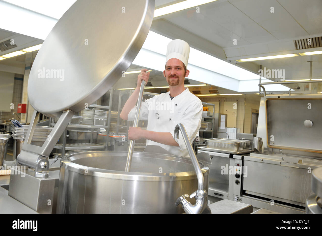 Koch Clas Goessing in der Großküche der Universität Krankenhaus Erlangen, 2012 Stockfoto