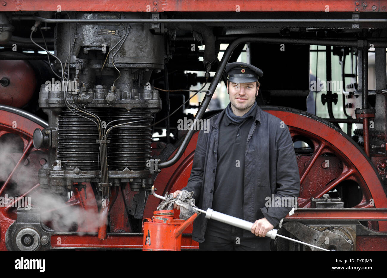 Ein Lokführer vor einer historischen Dampflok in München, 2011 Stockfoto