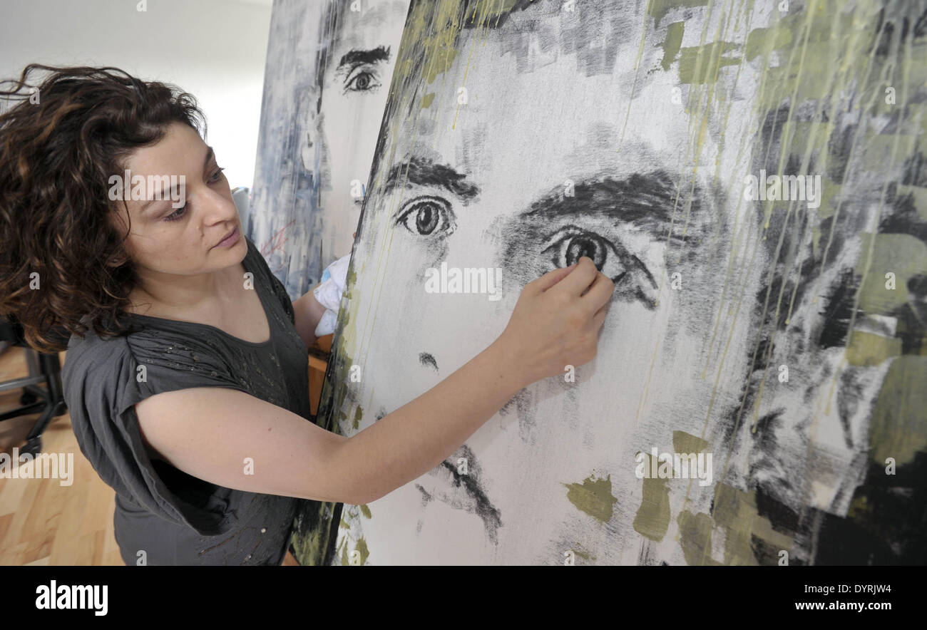 Künstlerin Nahid Shahalimi malt Porträts von der deutschen Fußball-Nationalmannschaft, 2012 Stockfoto