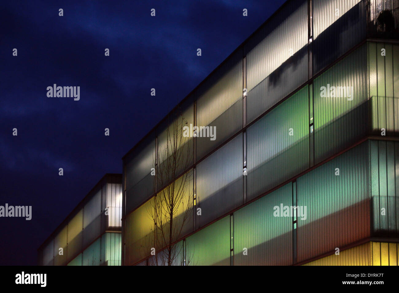 Ein Gewofag-Haus mit seiner beleuchteten Glasfassade in München 2012 Stockfoto