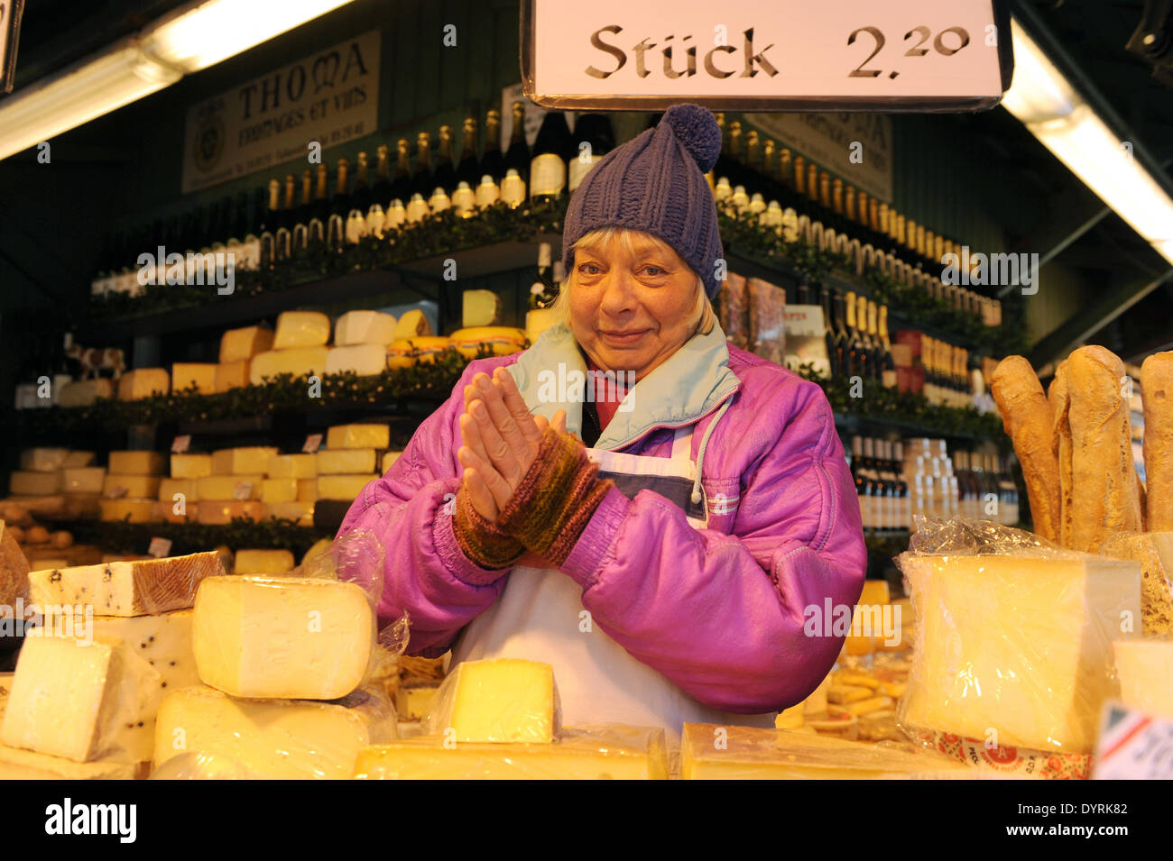 Ein Stall Frau auf dem frostigen Viktualienmarkt in München, 2012 Stockfoto