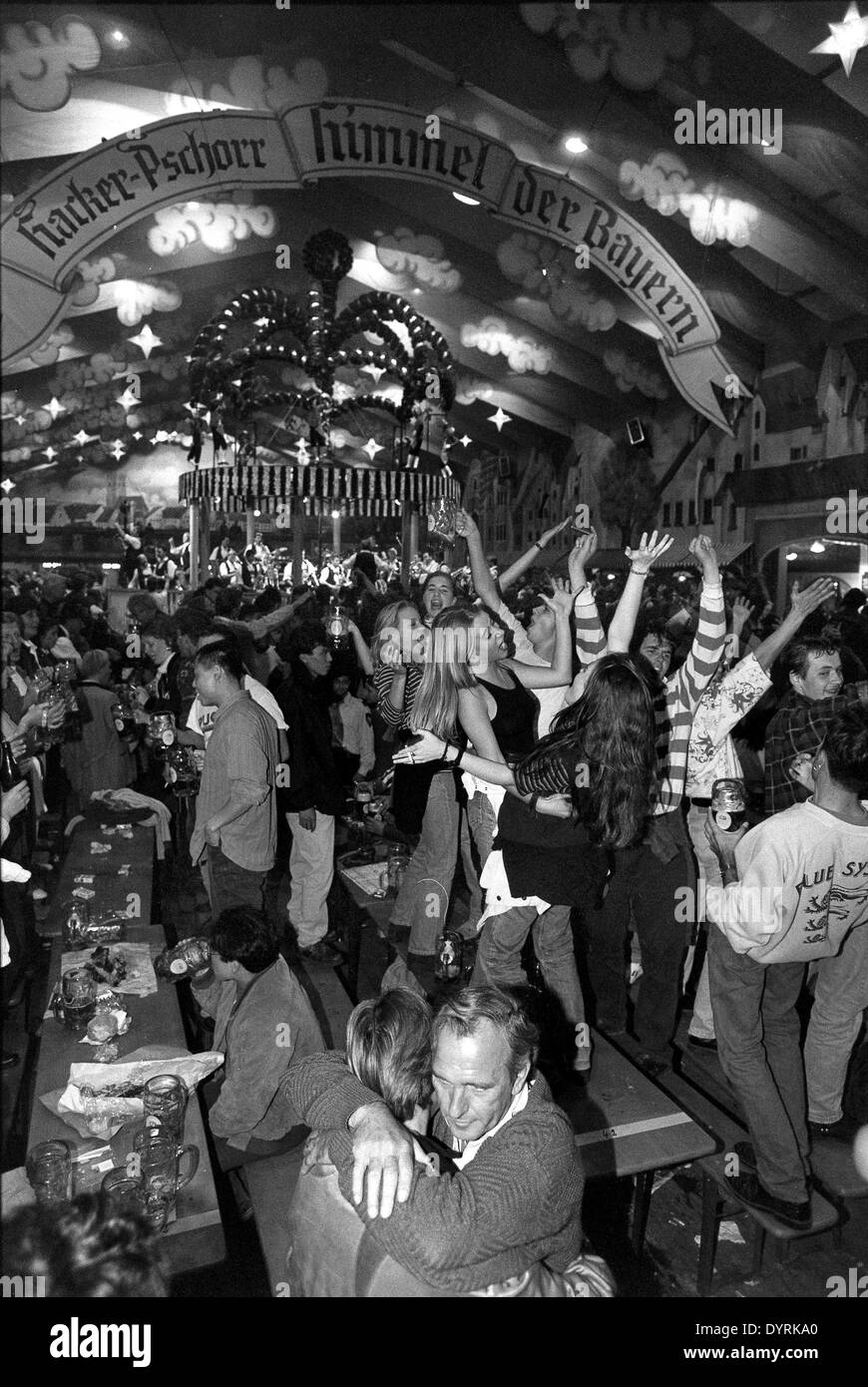 Feiern Menschen auf dem Oktoberfest in München, 1998 Stockfoto