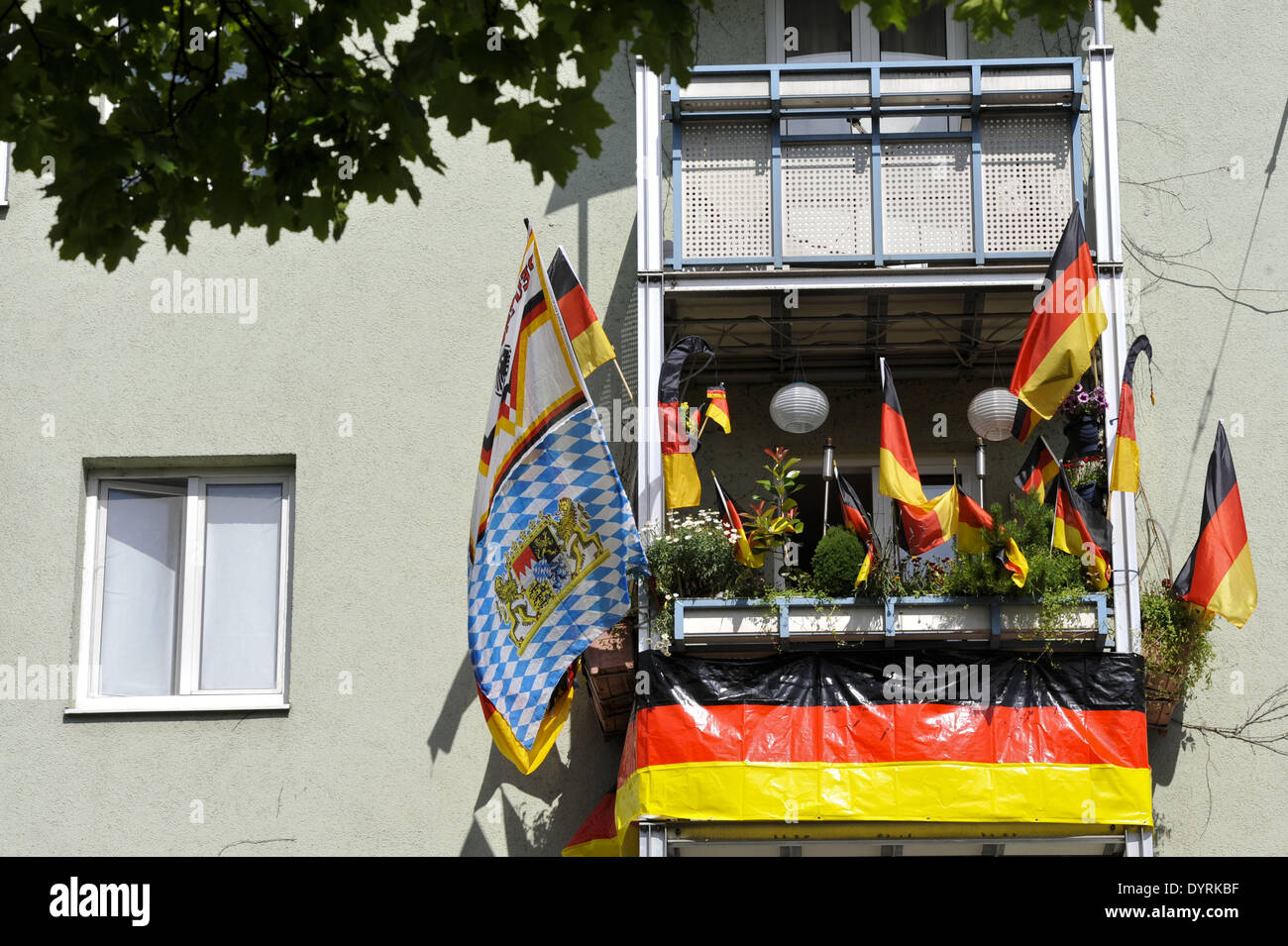 Balkon in München mit Deutschland Fahnen für die UEFA Euro 2012 Stockfoto