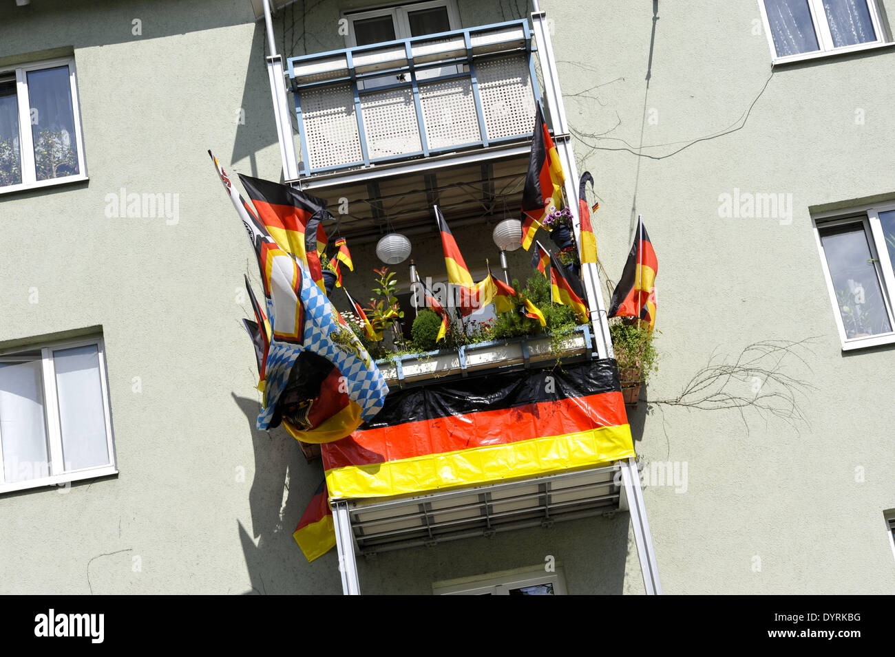 Balkon in München mit Deutschland Fahnen für die UEFA Euro 2012 Stockfoto