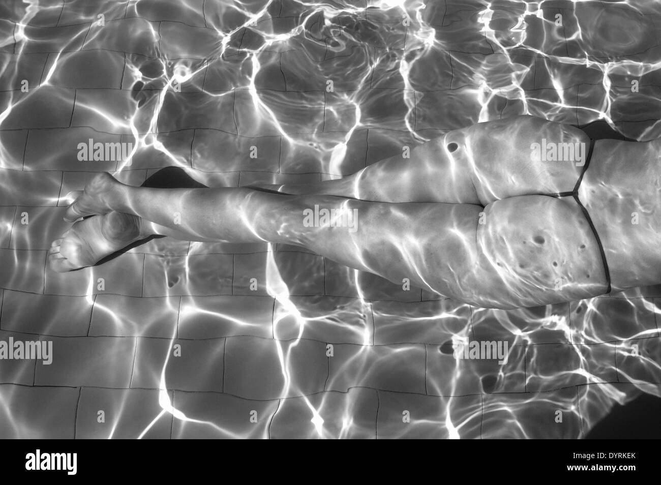 Wellen im Schwimmbad Stockfoto