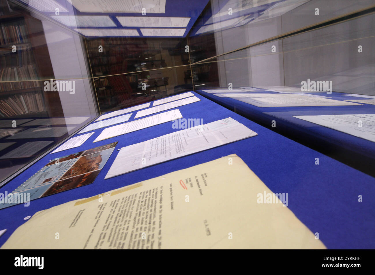 Archiv der Münchner "Gesellschaft für christlich-jüdische Zusammenarbeit" während der "Woche der Brüderlichkeit", 2012 Stockfoto