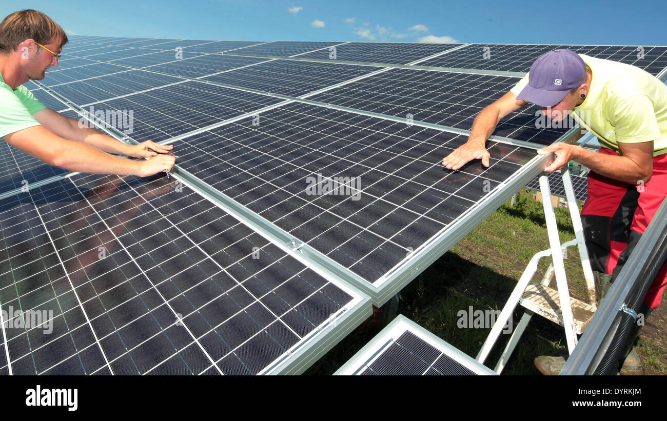 Die Installation einer Photovoltaikanlage in Mammendorf, 2011 Stockfoto