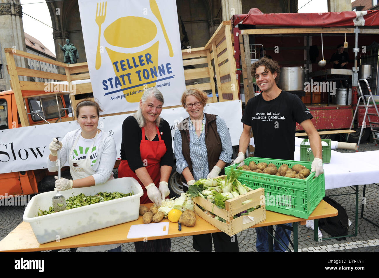 Verschwenden Sie der Aktionstag "Teller Statt Tonne" (Platte nicht verschwenden) gegen Lebensmittel in München 2012 Stockfoto