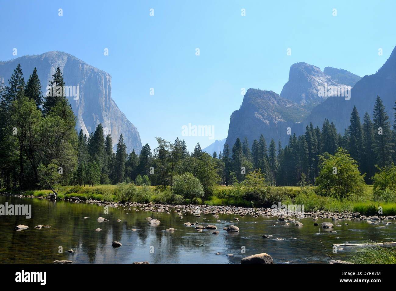 Yosemite National Park Central Haupttal. Kathedrale Felsen auf der rechten Seite, El Capitan auf der linken Seite. Stockfoto
