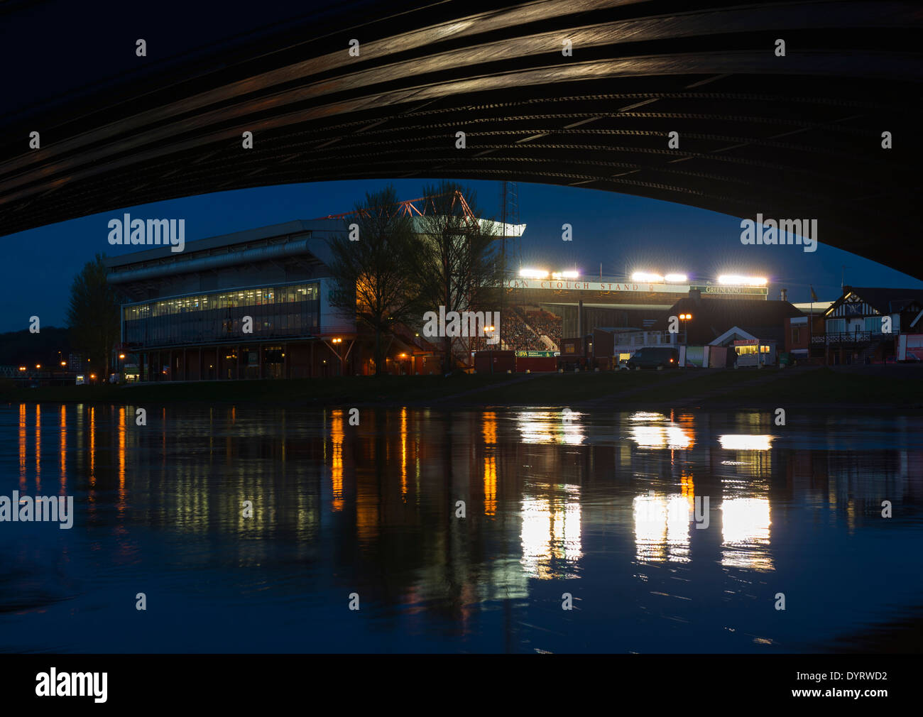 Nottingham Forest Football Club umrahmt von Trent Bridge bei Victoria Embankemnt, Nottingham Nottinghamshire England UK Stockfoto