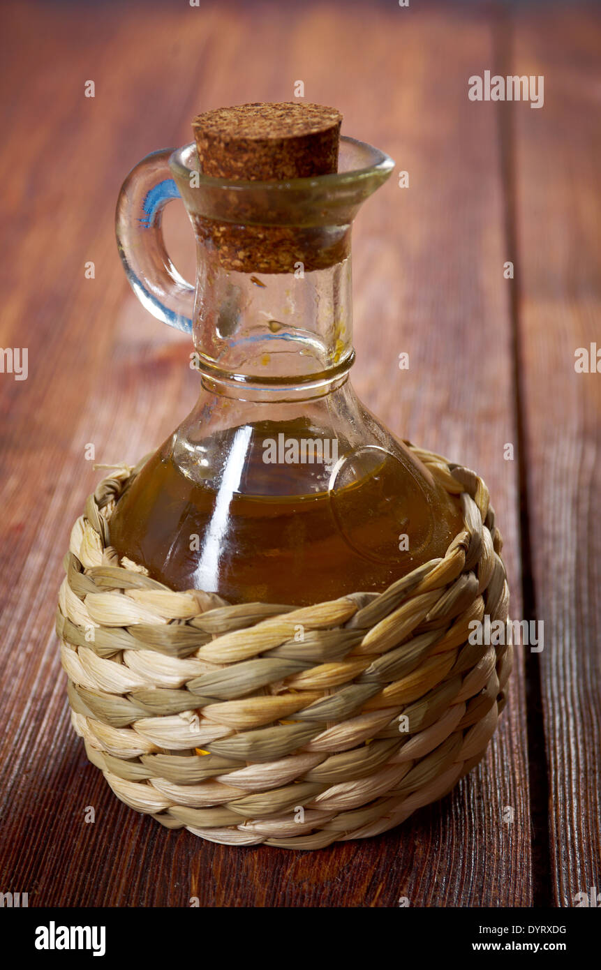 Pflanzliches Öl Flasche Closeup auf dem alten Holztisch Stockfoto