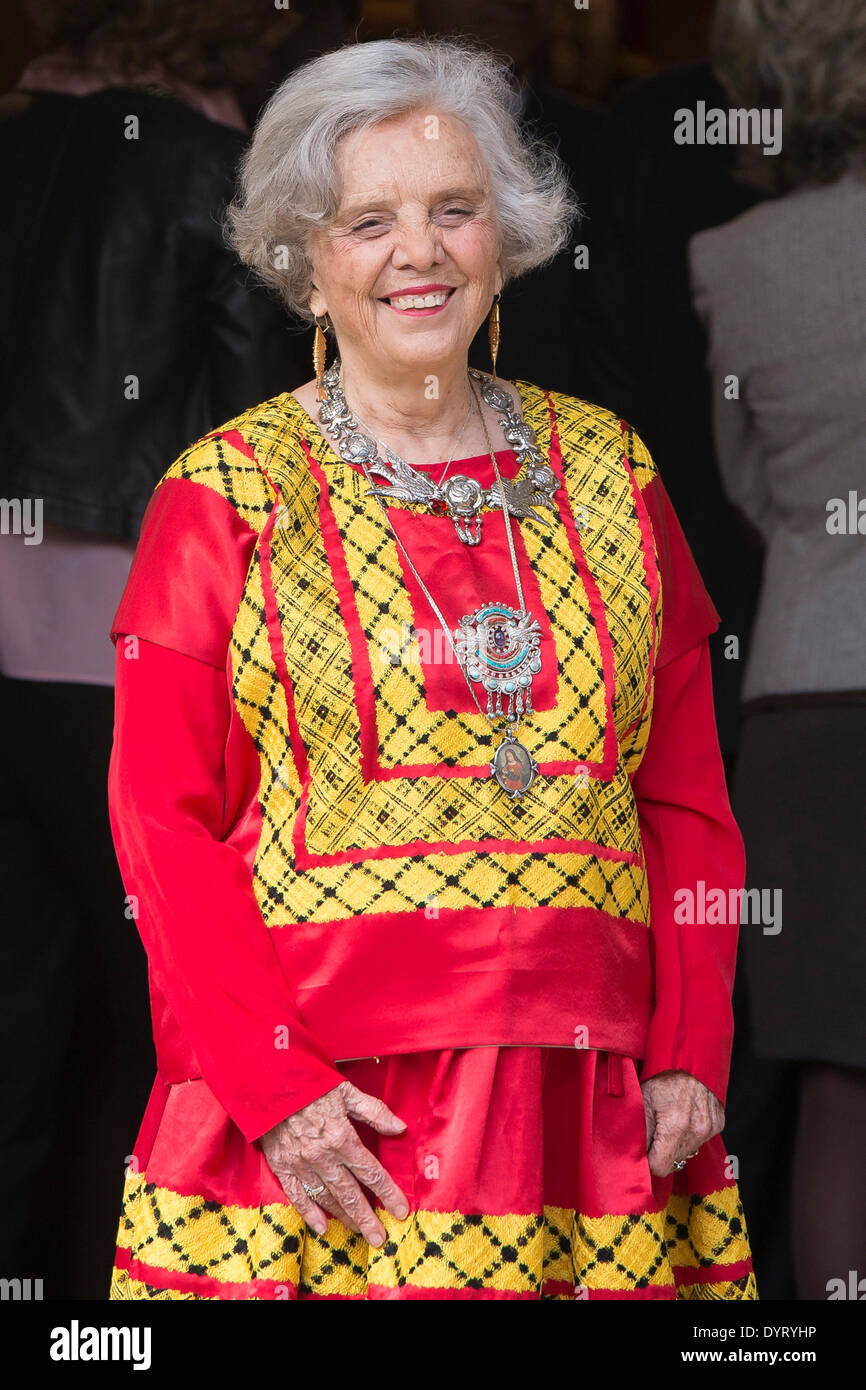 Madrid, Spanien. 23. April 2014. Mexikanischer Schriftsteller Elena Poniatowska nach Erhalt des Cervantes Award 2014 an Universität Alcala de Henares, Stadtrand von Madrid, Spanien, 23. April 2014. Cervantes-Preis wird jährlich vergeben, um das Lebenswerk eines herausragenden Schriftstellers in der spanischen Sprache zu Ehren. Poniatowska trägt eine Outfit gemacht von indiginous Frauen von Juchitan (Oaxaca, Mexiko), Ussually für feierliche Anlässe gewählt. © Dpa/Alamy Live-Nachrichten Stockfoto