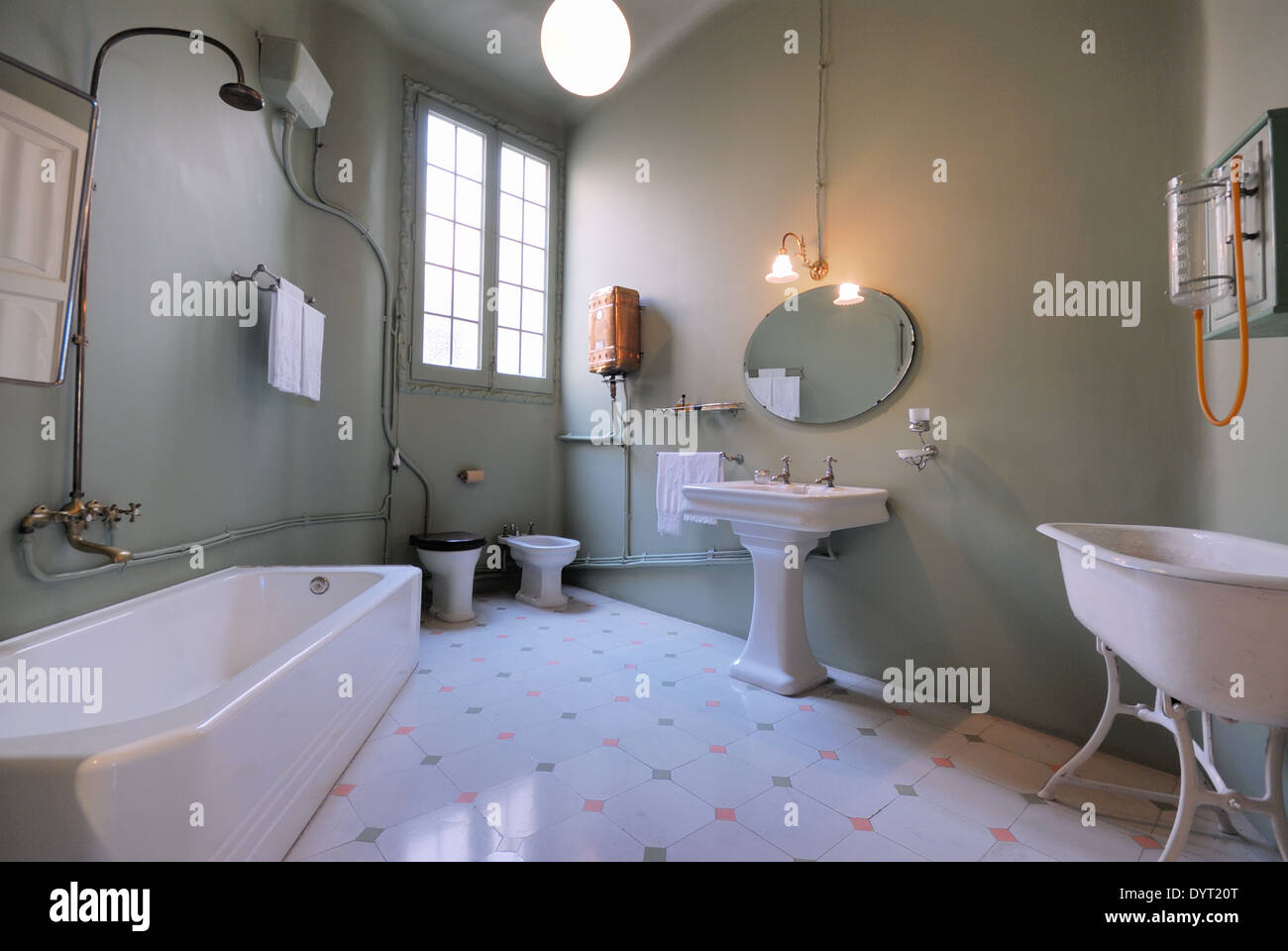 Anfang des 20. Jahrhunderts Bad im Casa Mila oder La Pedrera von Antoni Gaudi, Barcelona, Spanien Stockfoto