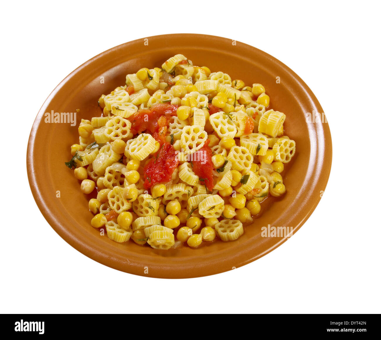 Pasta e Ceci - italienische Pasta Rotelle und Chickpeas.isolated auf einem weißen Hintergrund Stockfoto