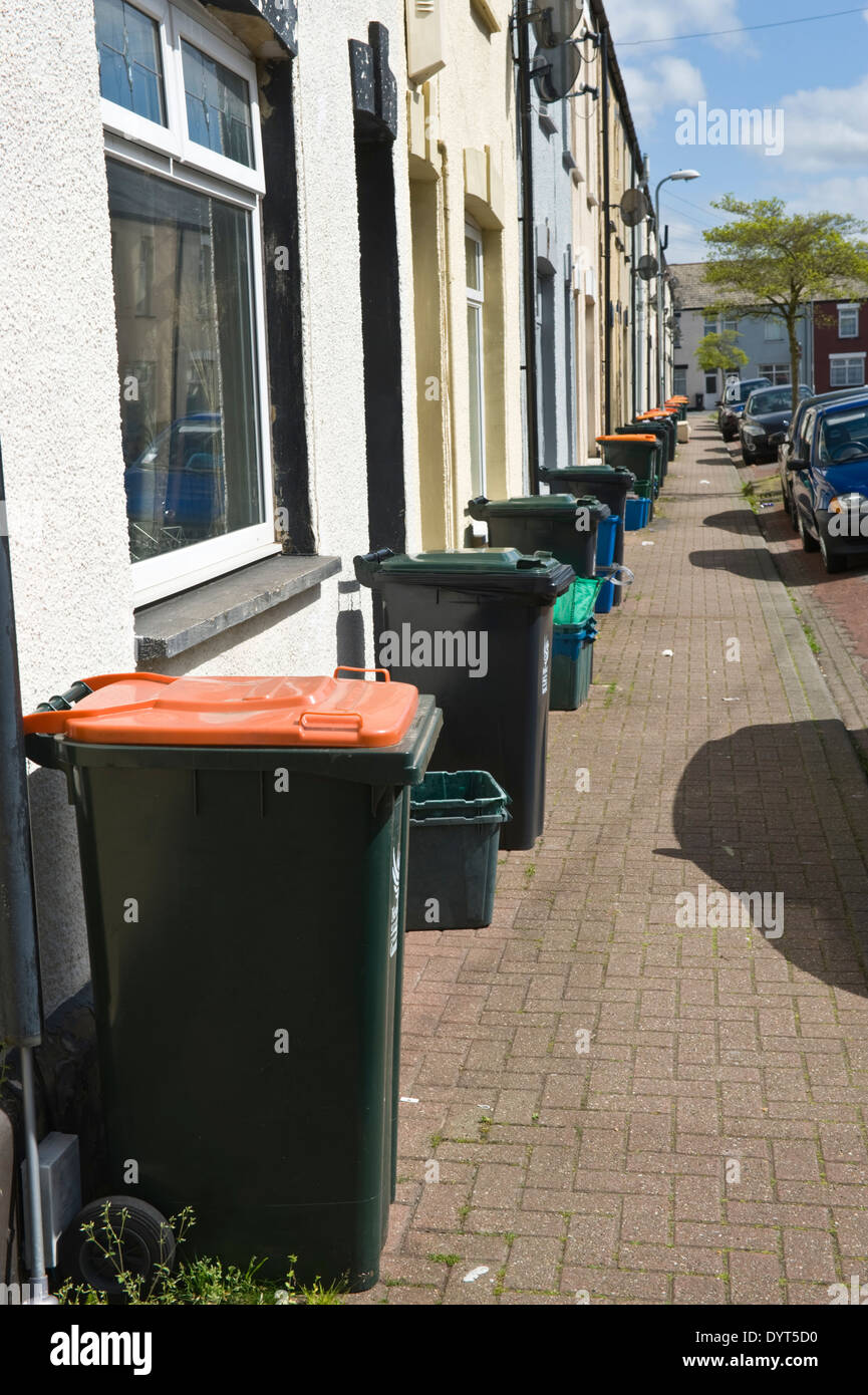 Inländische Wheelie Kästen außerhalb Reihenhäuser Newport South Wales UK Stockfoto