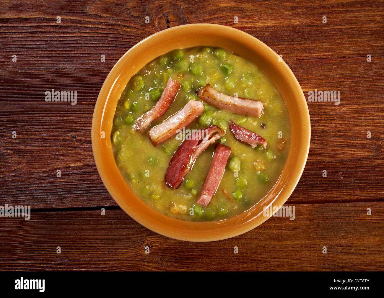 Erwtensoep Erbsensuppe - traditionelle deutsche Küche Teller Stockfoto