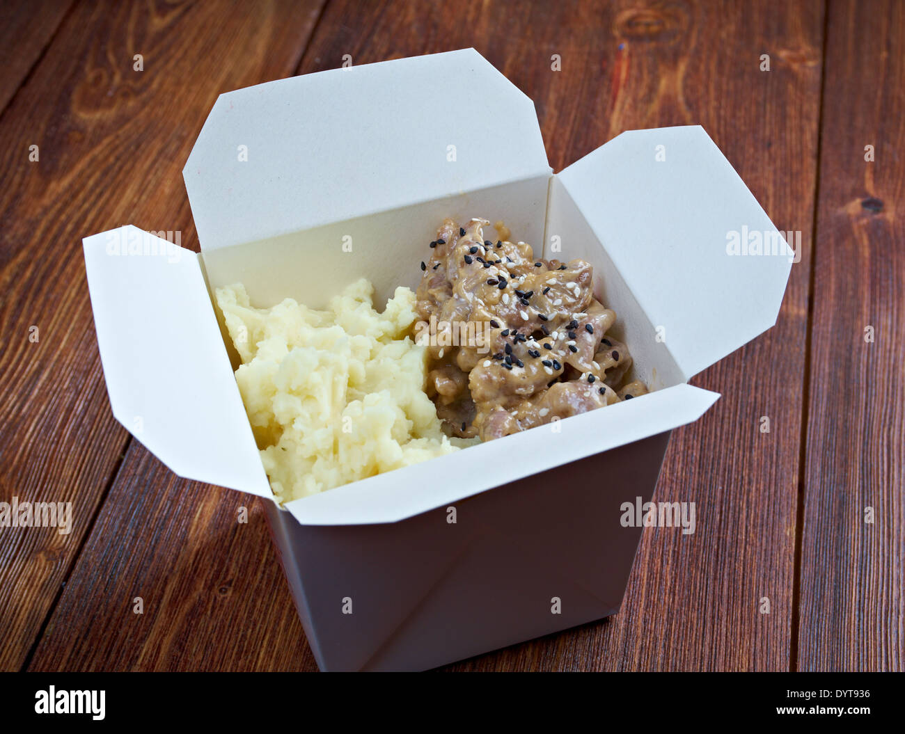 Rindfleisch in Scheiben schneiden und potato.chinese Küche in Take-out-box Stockfoto