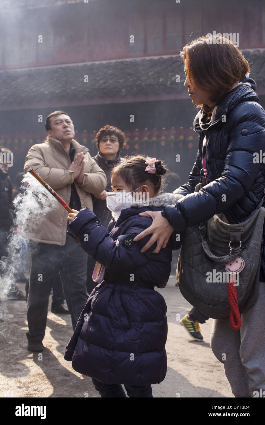 Gläubige beten mit Weihrauch bei der Longhua-Tempel in Shanghai Stockfoto