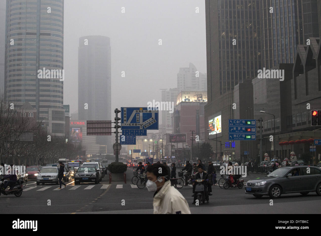 Verkehrsfluss auf die Innenstadt von Decken mit smog Stockfoto
