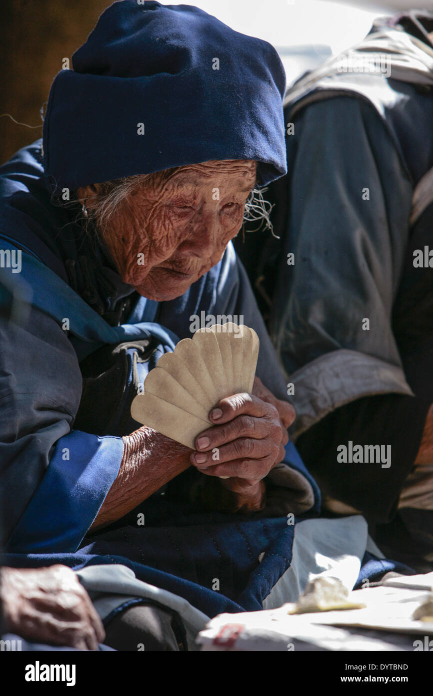 Drei Frauen in Führungspositionen des Ethncity Naxi spielen Karten in Shu He antike Stadt in der Provinz Yunnan Stockfoto