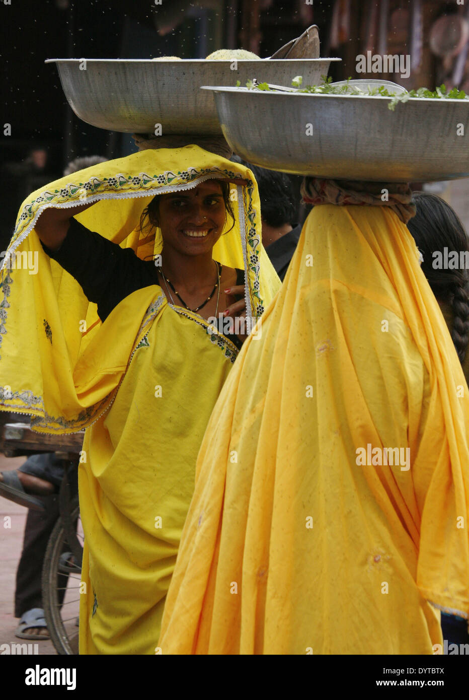 2 Frauen transportieren Güter verkaufen Gespräche auf einer Straße in Pushkar Stadt Stockfoto