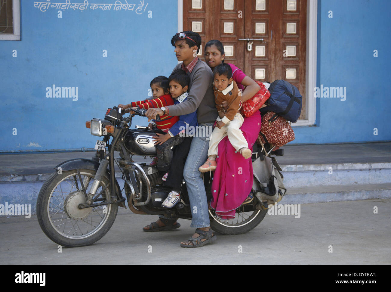 Ein paar tragen 3 Kinder auf einem Motorrad in Pushkar Stadt Stockfoto