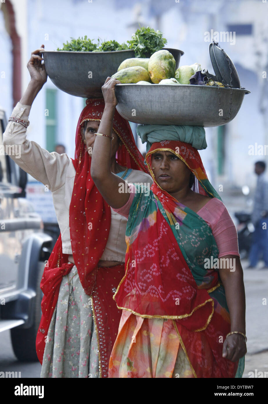 2 Frauen tragen auf dem Kopf Gemüse zu verkaufen Stockfoto